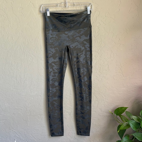 SPANX size medium green camo‎ leggings - Picture 1 of 4